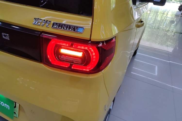 Used Wuling Hongguang MINIEV 2021 Macaron Premium Model – Lithium Iron Phosphate Right Rear Taillight