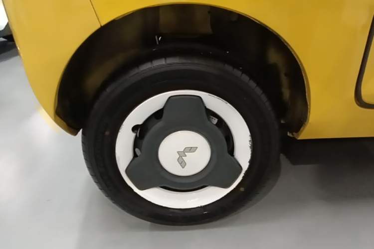 Used Wuling Hongguang MINIEV 2021 Macaron Fashion Edition Lithium-Ion Battery Right Rear Wheel Hub
