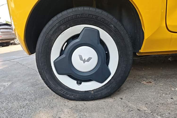 Used Wuling Hongguang MINIEV 2021 Macaron Fashion Model Lithium Iron Phosphate Right Rear Wheel Hub