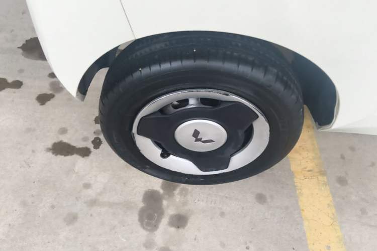 Used Wuling Hongguang MINIEV 2021 Macaron Sandwich Model 120 km Lithium NMC Right Rear Wheel Hub