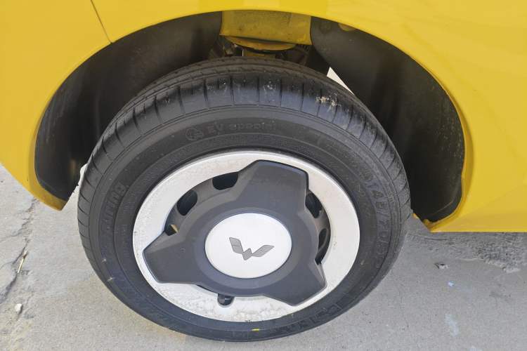 Used Wuling Hongguang MINIEV 2021 Macaron Fashion Model Lithium Iron Phosphate Right Rear Wheel Hub