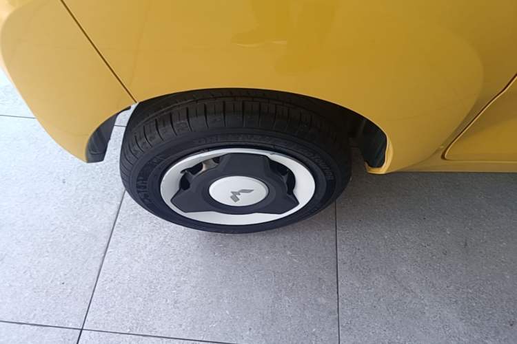 Used Wuling Hongguang MINIEV 2021 Macaron Fashion Model Lithium Iron Phosphate Right Rear Wheel Hub