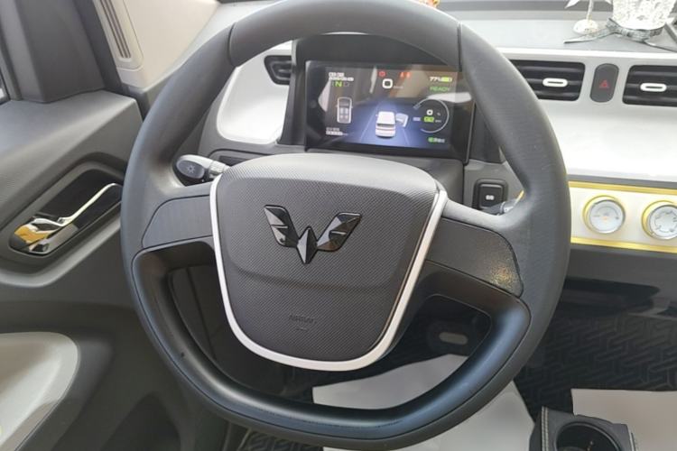 Used Wuling Hongguang MINIEV 2021 Macaron Sandwich Model 120 km Lithium Iron Phosphate Steering Wheel