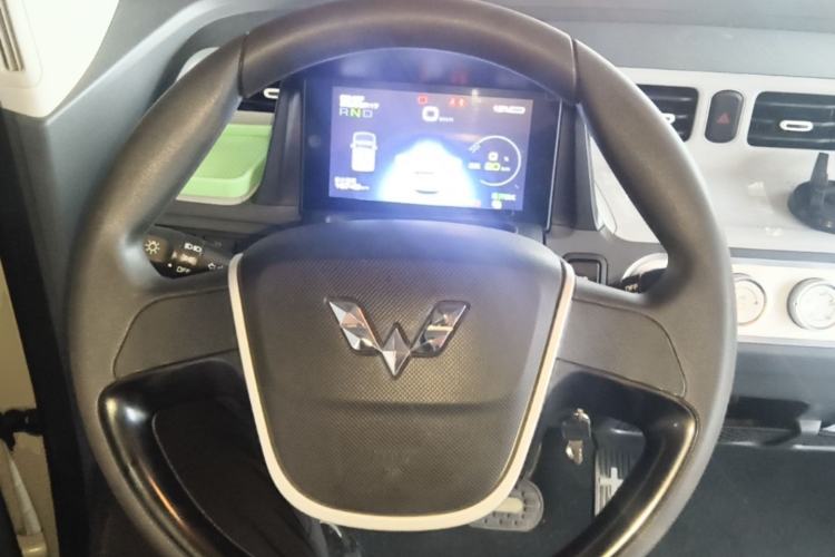 Used Wuling Hongguang MINIEV 2021 Macaron Sandwich Model 120 km Lithium NMC Steering Wheel
