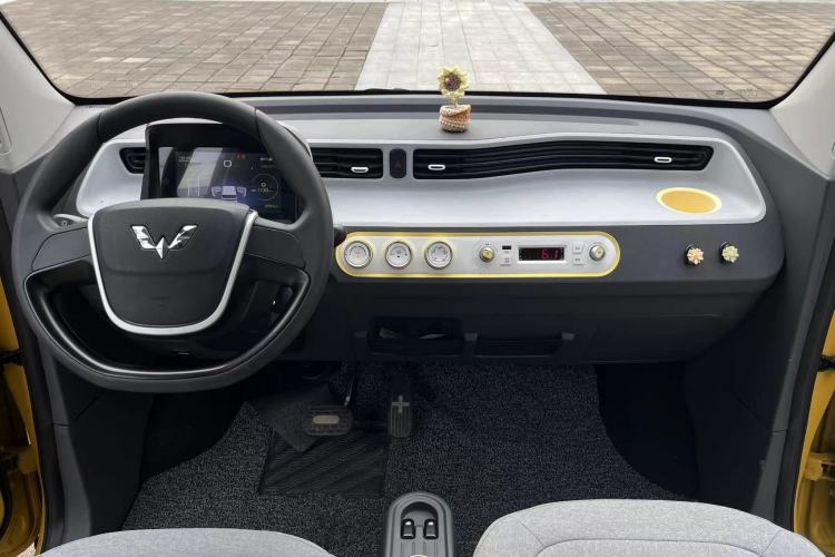 Used Wuling Hongguang MINIEV 2021 Macaron Fashion Edition Lithium-Ion Battery Steering Wheel