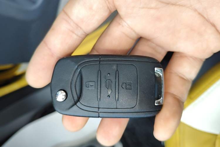 Used Wuling Hongguang MINIEV 2021 Macaron Sandwich Model 120 km Lithium Iron Phosphate Vehicle Key