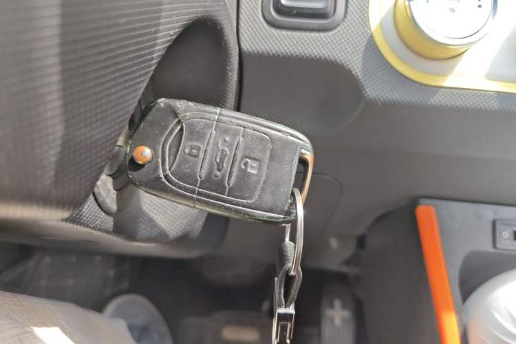 Used Wuling Hongguang MINIEV 2021 Macaron Sandwich Model 170 km Lithium Ternary Vehicle Key