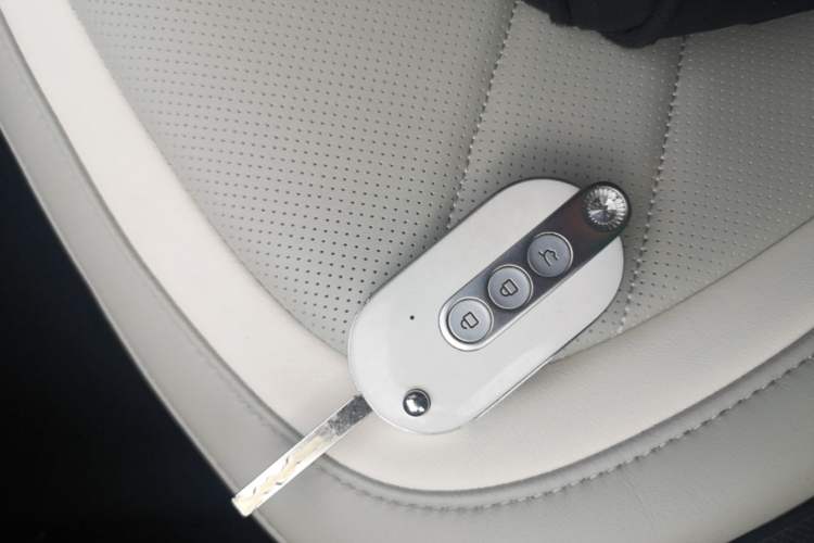 Used Wuling Hongguang MINIEV 2021 Macaron Premium Model – Lithium Iron Phosphate Vehicle Key