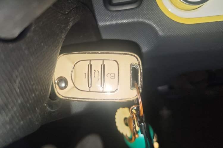 Used Wuling Hongguang MINIEV 2021 Macaron Fashion Edition Lithium-Ion Battery Vehicle Key