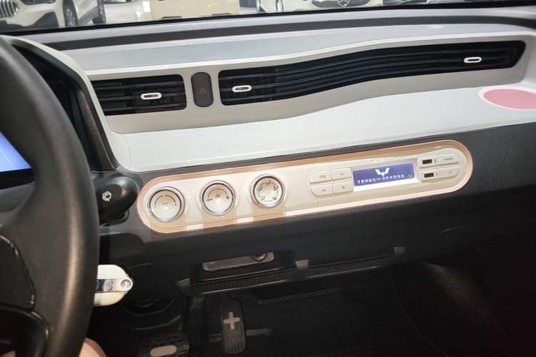 Used Wuling Hongguang MINIEV 2022 Macaron Premium Model – Lithium Iron Phosphate Audio And AC Panel
