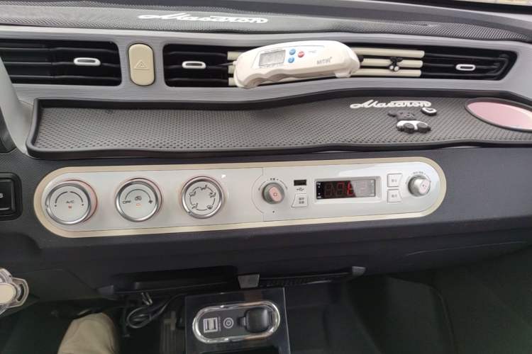 Used Wuling Hongguang MINIEV 2022 Macaron Premium Model – Lithium Iron Phosphate Audio And AC Panel