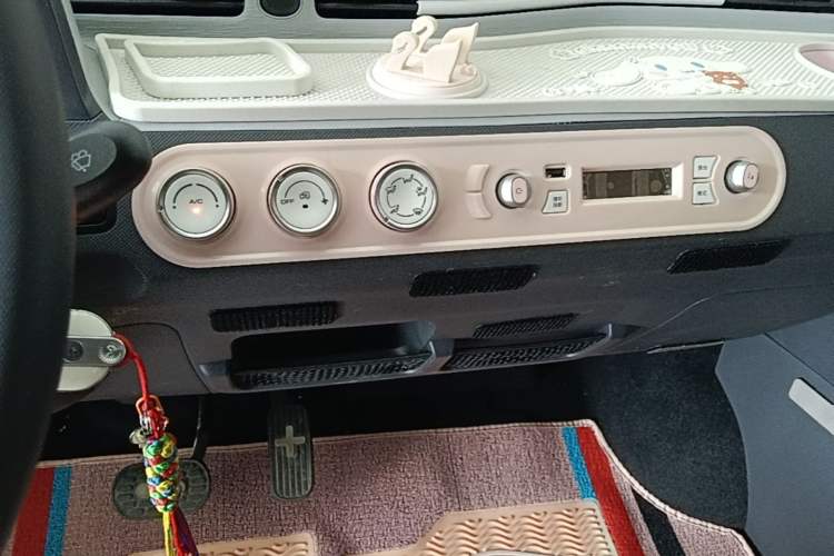 Used Wuling Hongguang MINIEV 2022 Macaron Premium Model – Lithium Iron Phosphate Audio And AC Panel
