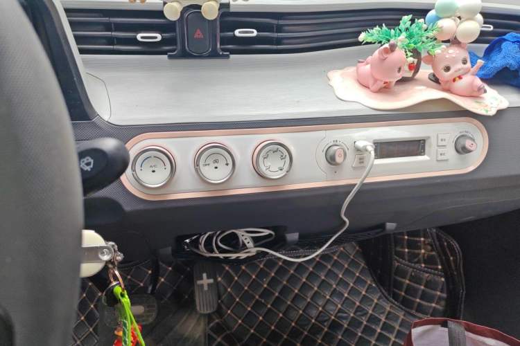 Used Wuling Hongguang MINIEV 2022 Macaron Premium Model – Lithium Iron Phosphate Audio And AC Panel