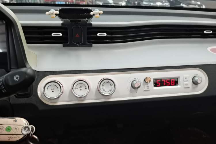 Used Wuling Hongguang MINIEV 2022 Macaron Premium Model – Lithium Iron Phosphate Audio And AC Panel