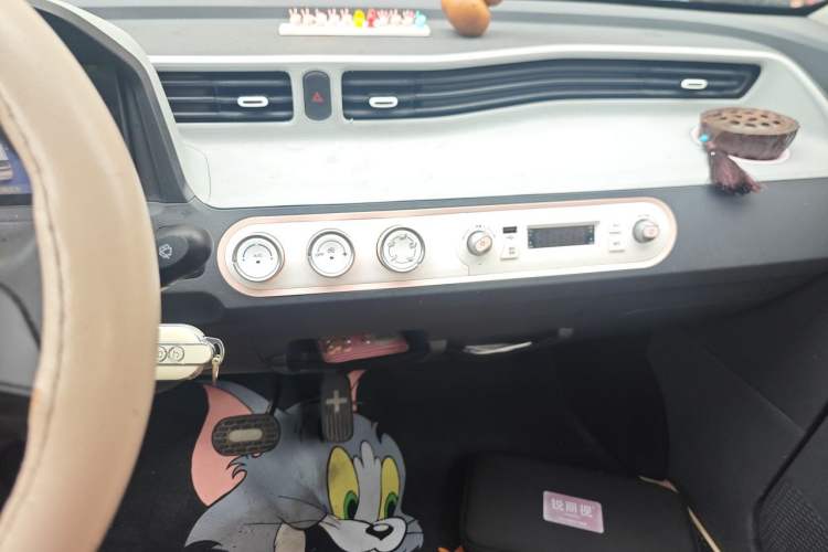 Used Wuling Hongguang MINIEV 2022 Macaron Premium Model – Lithium Iron Phosphate Audio And AC Panel