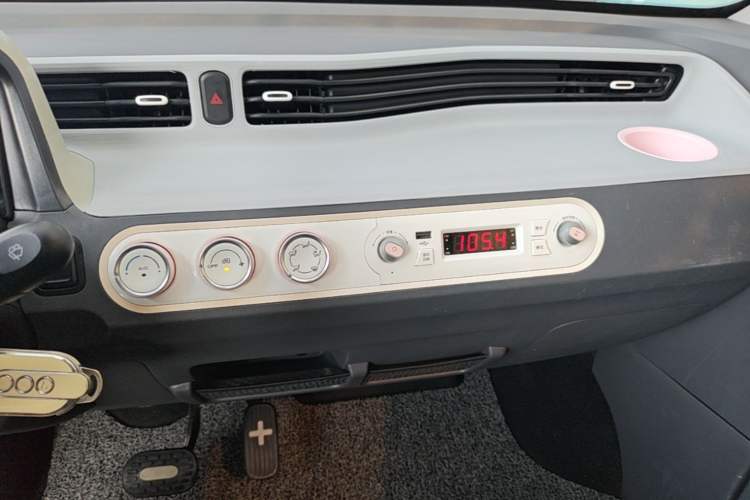 Used Wuling Hongguang MINIEV 2022 Macaron Premium Model – Lithium Iron Phosphate Audio And AC Panel
