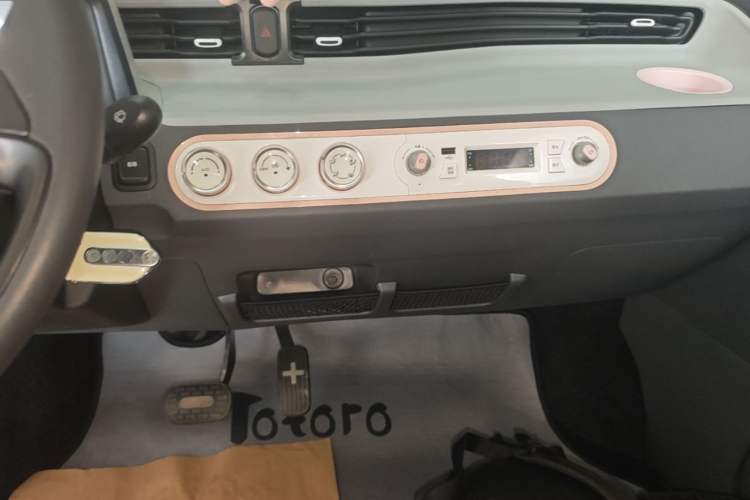 Used Wuling Hongguang MINIEV 2022 Macaron Premium Model – Lithium Iron Phosphate Audio And AC Panel