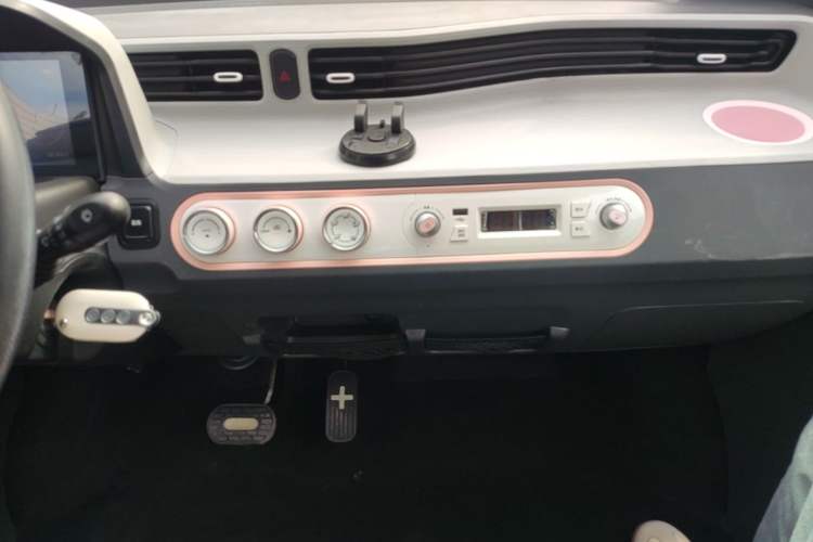 Used Wuling Hongguang MINIEV 2022 Macaron Premium Model – Lithium Iron Phosphate Audio And AC Panel