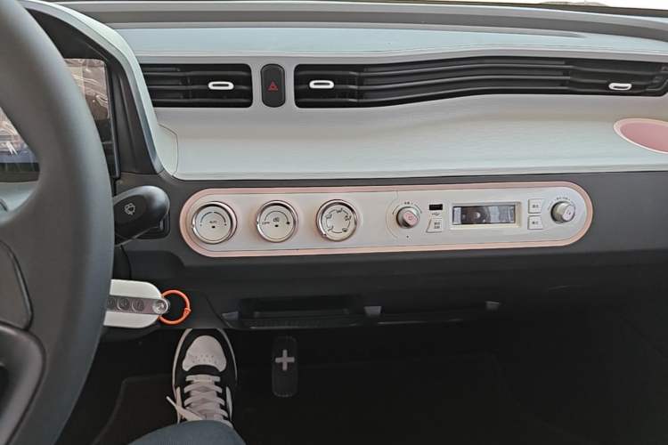 Used Wuling Hongguang MINIEV 2022 Macaron Premium Model – Lithium Iron Phosphate Audio And AC Panel