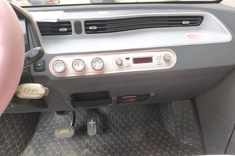 Used Wuling Hongguang MINIEV 2022 Macaron Premium Model – Lithium Iron Phosphate Audio And AC Panel
