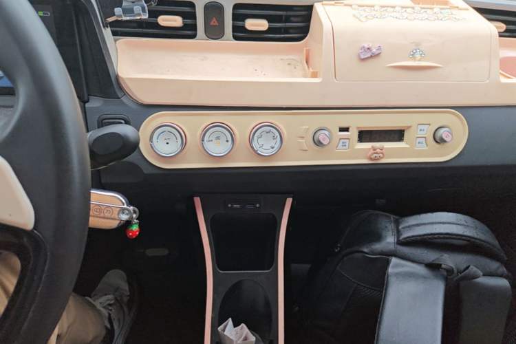 Used Wuling Hongguang MINIEV 2022 Macaron Premium Model – Lithium Iron Phosphate Audio And AC Panel