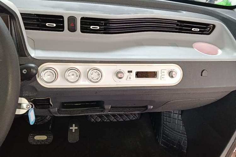 Used Wuling Hongguang MINIEV 2022 Macaron Premium Model – Lithium Iron Phosphate Audio And AC Panel