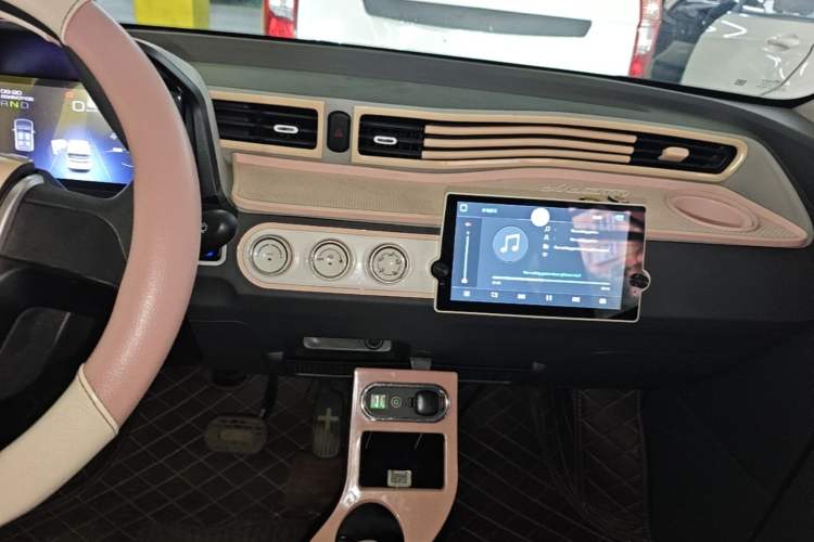 Used Wuling Hongguang MINIEV 2022 Macaron Premium Model – Lithium Iron Phosphate Audio And AC Panel