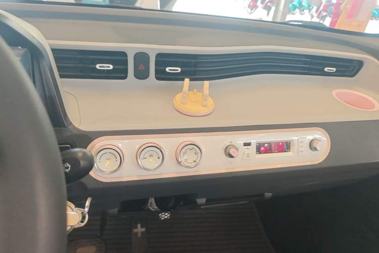 Used Wuling Hongguang MINIEV 2022 Macaron Premium Model – Lithium Iron Phosphate Audio And AC Panel