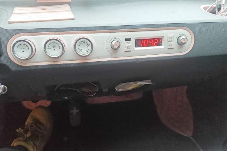 Used Wuling Hongguang MINIEV 2022 Macaron Premium Model – Lithium Iron Phosphate Audio And AC Panel