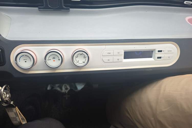 Used Wuling Hongguang MINIEV 2022 Macaron Premium Model – Lithium Iron Phosphate Audio And AC Panel
