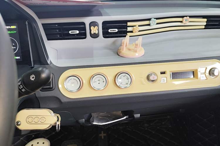 Used Wuling Hongguang MINIEV 2022 Macaron Premium Model – Lithium Iron Phosphate Audio And AC Panel