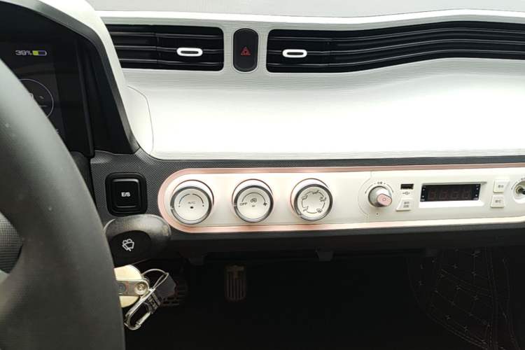 Used Wuling Hongguang MINIEV 2022 Macaron Premium Model – Lithium Iron Phosphate Audio And AC Panel