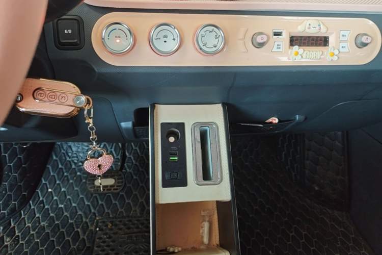 Used Wuling Hongguang MINIEV 2022 Macaron Premium Model – Lithium Iron Phosphate Audio And AC Panel