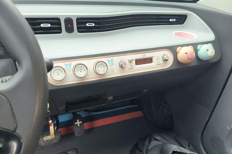 Used Wuling Hongguang MINIEV 2022 Macaron Premium Model – Lithium Iron Phosphate Audio And AC Panel