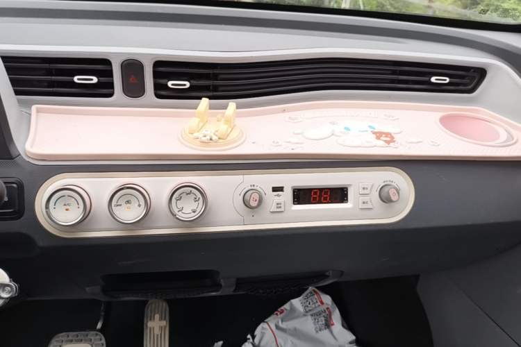 Used Wuling Hongguang MINIEV 2022 Macaron Premium Model – Lithium Iron Phosphate Audio And AC Panel