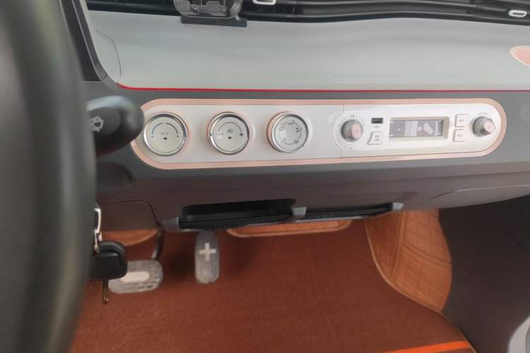 Used Wuling Hongguang MINIEV 2022 Macaron Premium Model – Lithium Iron Phosphate Audio And AC Panel