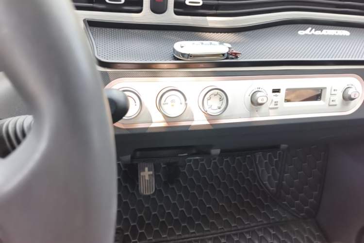 Used Wuling Hongguang MINIEV 2022 Macaron Premium Model – Lithium Iron Phosphate Audio And AC Panel