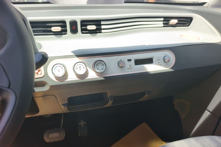 Used Wuling Hongguang MINIEV 2022 Macaron Premium Model – Lithium Iron Phosphate Audio And AC Panel