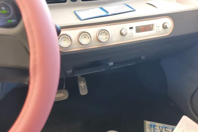 Used Wuling Hongguang MINIEV 2022 Macaron Premium Model – Lithium Iron Phosphate Audio And AC Panel