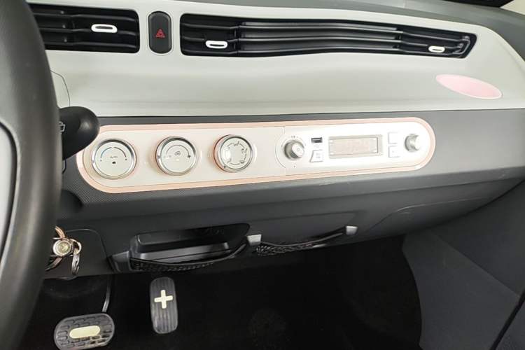 Used Wuling Hongguang MINIEV 2022 Macaron Fashion Model Lithium Iron Phosphate Audio And AC Panel