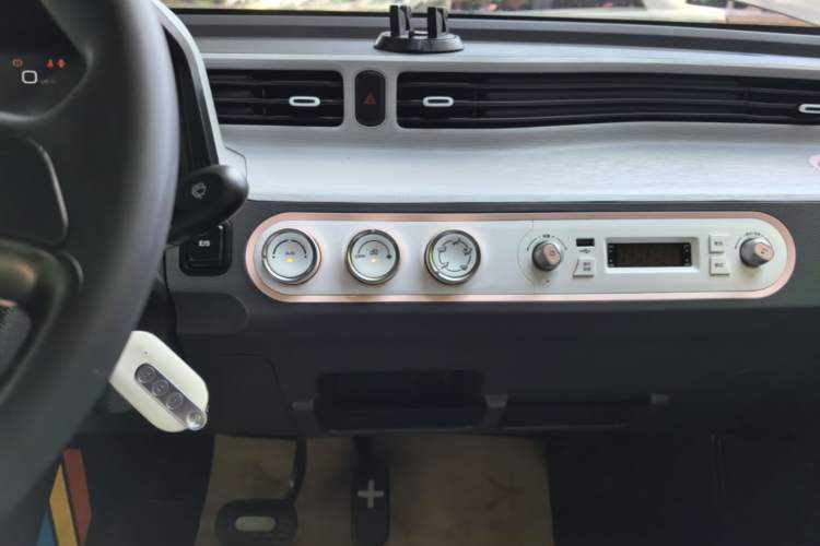 Used Wuling Hongguang MINIEV 2022 Macaron Premium Model – Lithium Iron Phosphate Audio And AC Panel