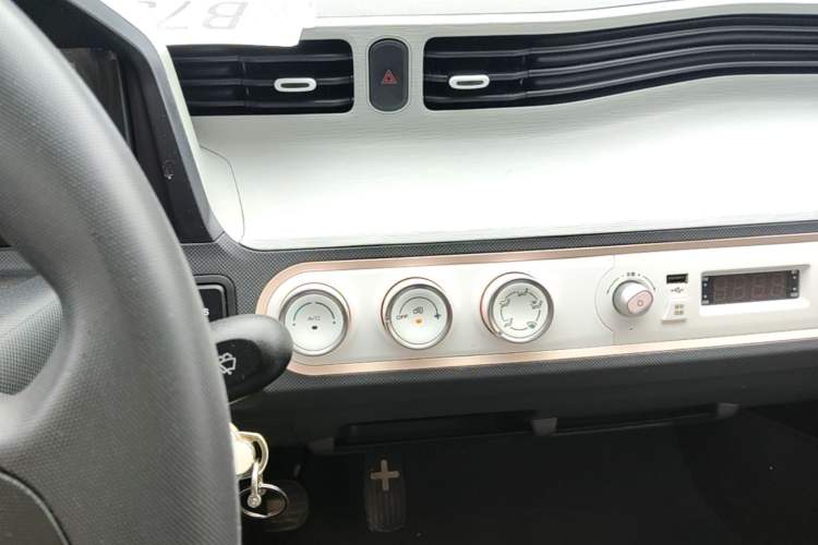Used Wuling Hongguang MINIEV 2022 Macaron Premium Model – Lithium Iron Phosphate Audio And AC Panel