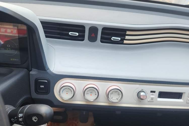 Used Wuling Hongguang MINIEV 2022 Macaron Premium Model – Lithium Iron Phosphate Audio And AC Panel
