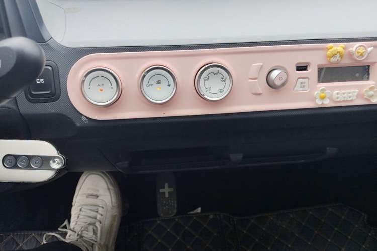 Used Wuling Hongguang MINIEV 2022 Macaron Premium Model – Lithium Iron Phosphate Audio And AC Panel