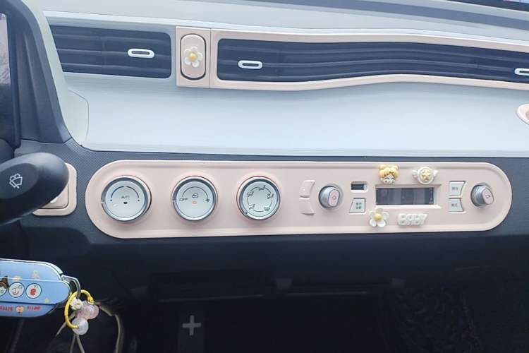 Used Wuling Hongguang MINIEV 2022 Macaron Premium Model – Lithium Iron Phosphate Audio And AC Panel