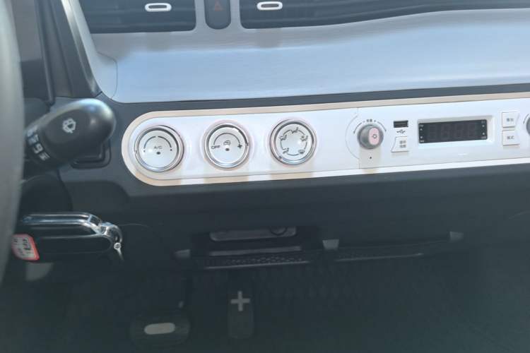 Used Wuling Hongguang MINIEV 2022 Macaron Premium Model – Lithium Iron Phosphate Audio And AC Panel