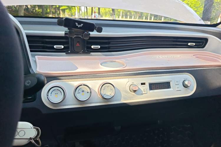 Used Wuling Hongguang MINIEV 2022 Macaron Premium Model – Lithium Iron Phosphate Audio And AC Panel