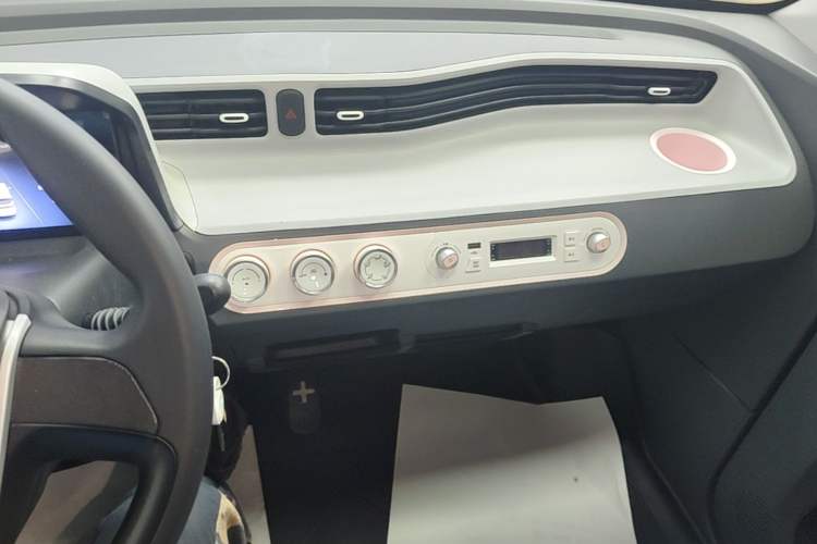 Used Wuling Hongguang MINIEV 2022 Macaron Premium Model – Lithium Iron Phosphate Audio And AC Panel