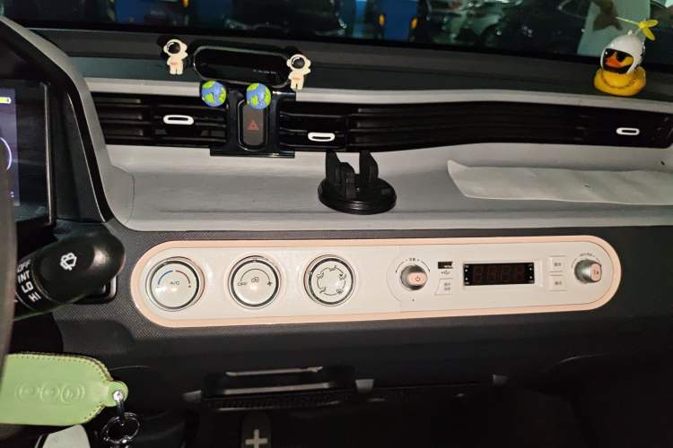 Used Wuling Hongguang MINIEV 2022 Macaron Fashion Model Lithium Iron Phosphate Audio And AC Panel