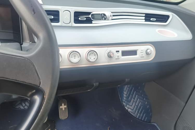 Used Wuling Hongguang MINIEV 2022 Macaron Premium Model – Lithium Iron Phosphate Audio And AC Panel
